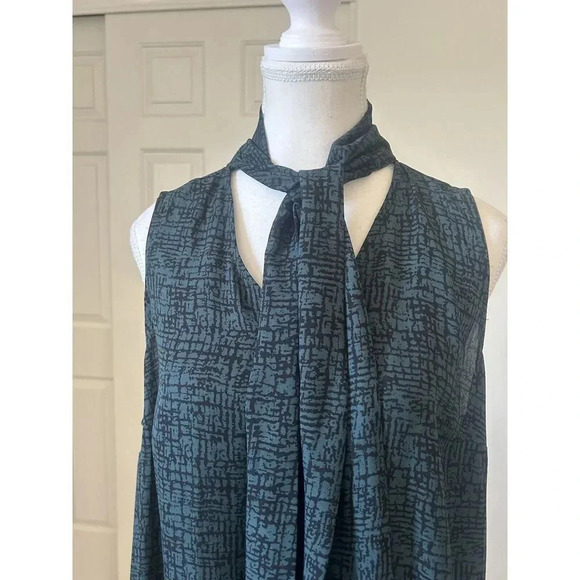 AVA & VIV Women Plus Size X Green Tie Neck Sleeveless Blouse - Picture 8 of 15